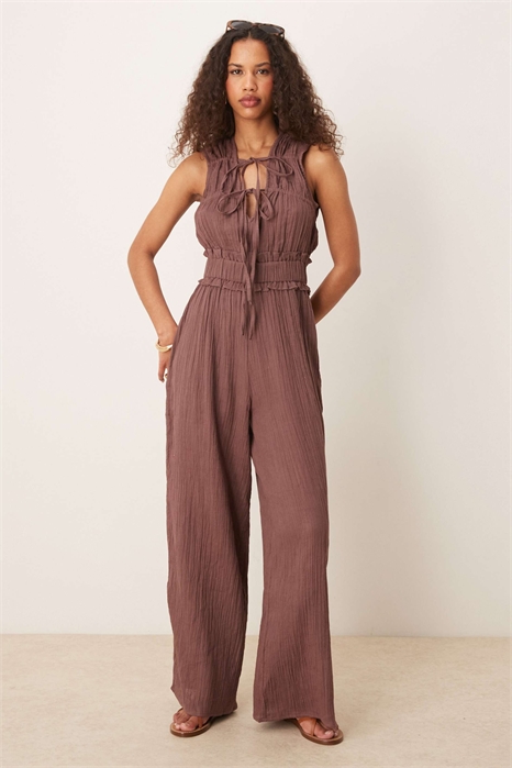 Комбинезон с двойной драпировкой на груди артикул 142201202