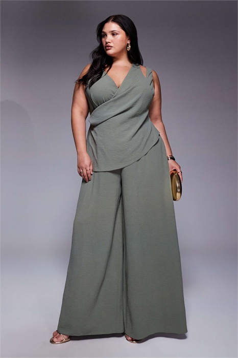 Комбинезон ASOS DESIGN Curve с глубоким вырезом, множеством бретелей и широкими брючинами артикул 149830470