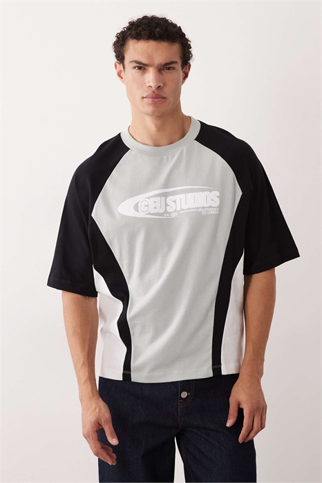 Прямая футболка свободного кроя с вставками из другого материала и спортивной графикой артикул 152700708