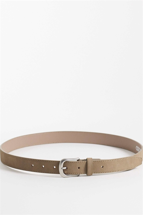 Стильный ремень из искусственной замши с одной заклепкой и застежкой из матового серебра с закругленными краями артикул 154078602