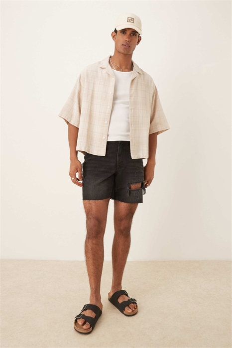 Джинсовые шорты средней длины облегающего кроя с порезами артикул 147763436