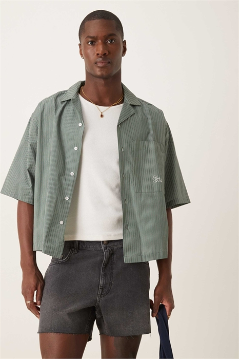 Укороченные джинсовые шорты облегающего кроя с рваными элементами артикул 147762326