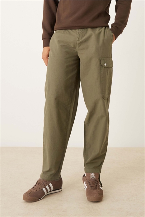 Брюки-карго свободного кроя с зауженными штанинами и шнурком на подоле артикул 153367696