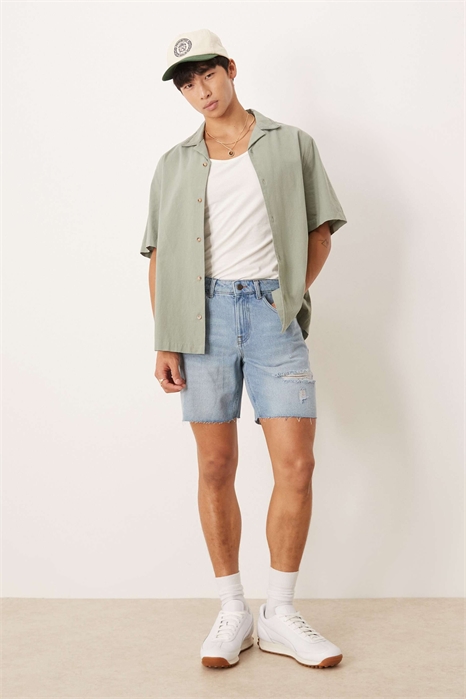 Джинсовые шорты средней длины облегающего кроя с порезами артикул 147762429