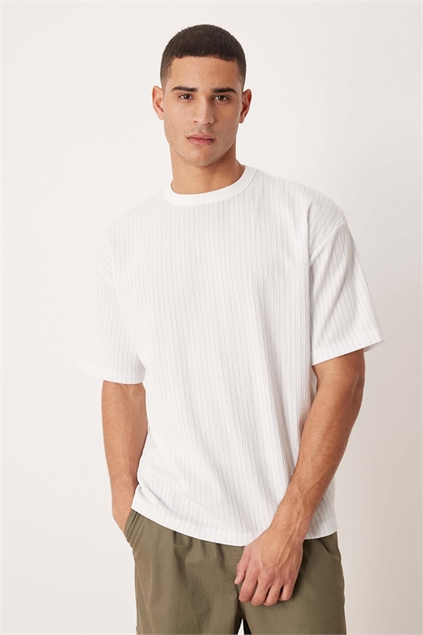 Объемная футболка свободного кроя из плотной ткани артикул 152473702