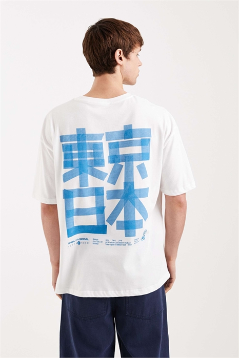 Футболка свободного кроя с принтом на японском языке артикул 155443041