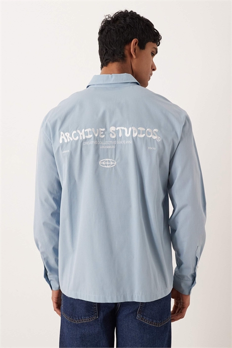 Рубашка свободного кроя с вышивкой на груди и спине артикул 152011694