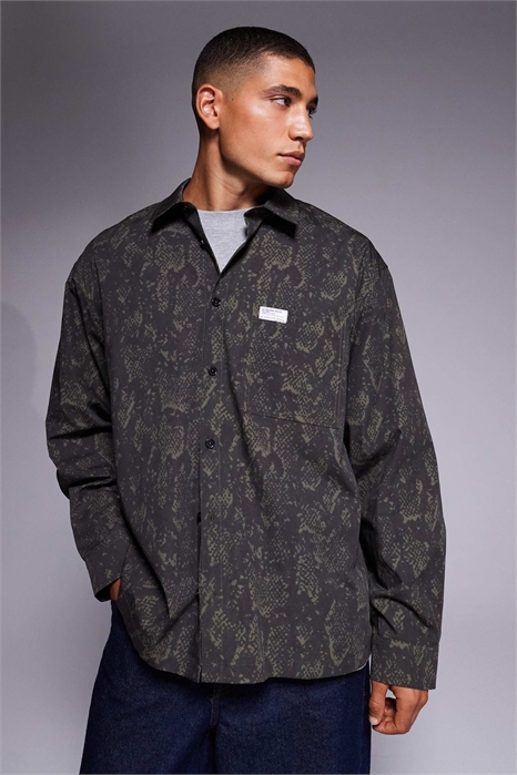 Рубашка свободного кроя с принтом под кожу змеи и нашивкой на груди артикул 152667763