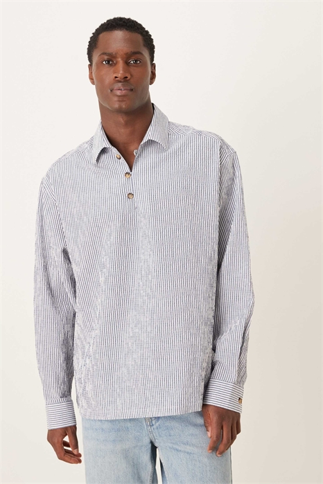 Рубашка свободного кроя с полосками из сирсакера артикул 152384636