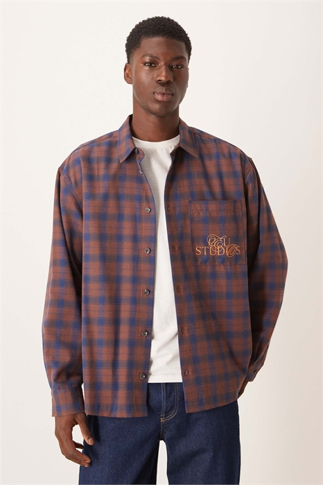 Рубашка в клетку свободного кроя с вышивкой на груди артикул 152195224