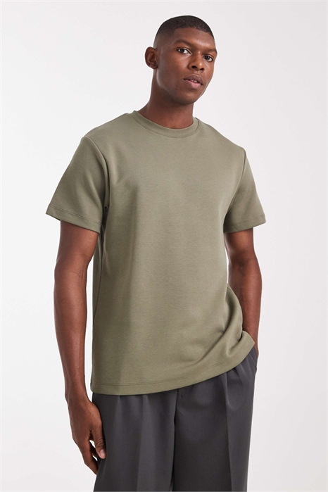 Футболка премиум-класса с круглым вырезом и перекрещивающимся вырезом артикул 150777569