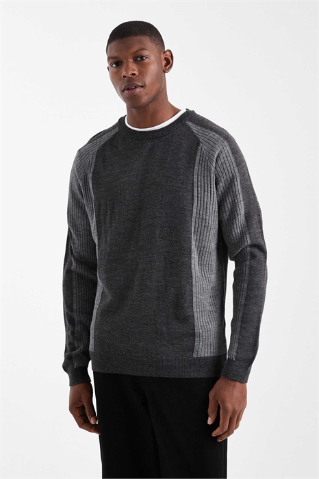 Свободный трикотажный свитер с круглым вырезом и длинными рукавами-реглан артикул 151516967