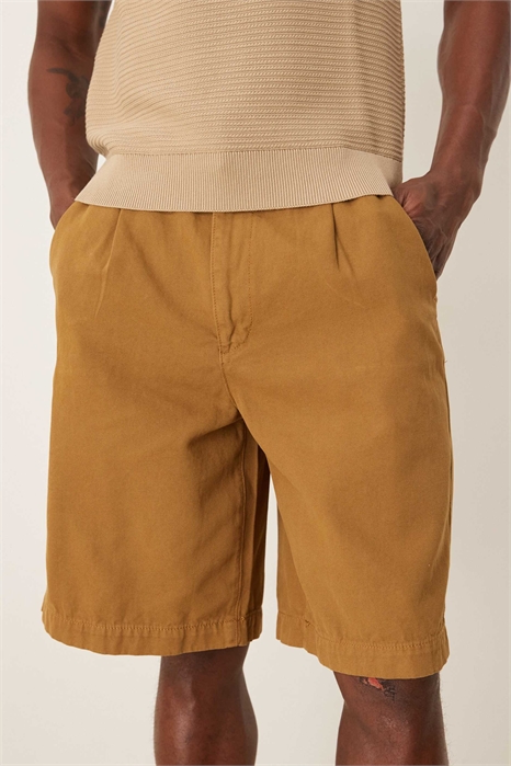 Шорты удлиненной длины со складками и двойными вытачками артикул 147015247