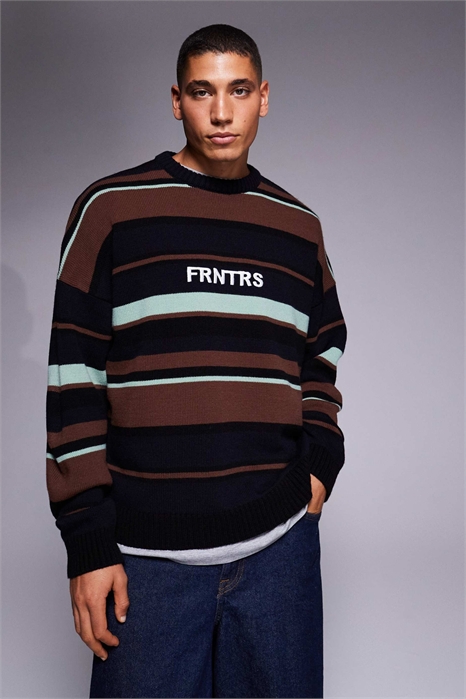 Свободный вязаный свитер в полоску с рисунком на груди артикул 152625393