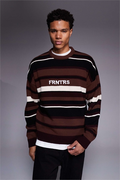 Свободный вязаный свитер в полоску с рисунком на груди артикул 152624997