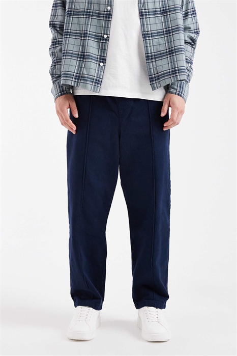 Брюки с зауженным кроем и мелкими складками артикул 151528779