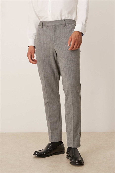 Брюки классического кроя с коническим силуэтом из ткани под шерсть с узором «елочка» артикул 151782061