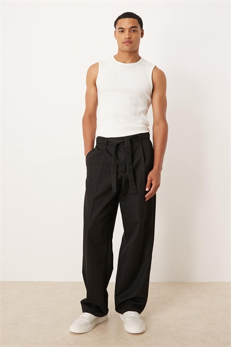 Широкие брюки с поясом черного цвета артикул 149426909