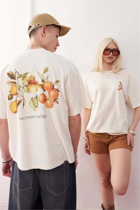 Универсальная укороченная футболка прямого кроя с принтом в виде фруктов на спине артикул 147442249