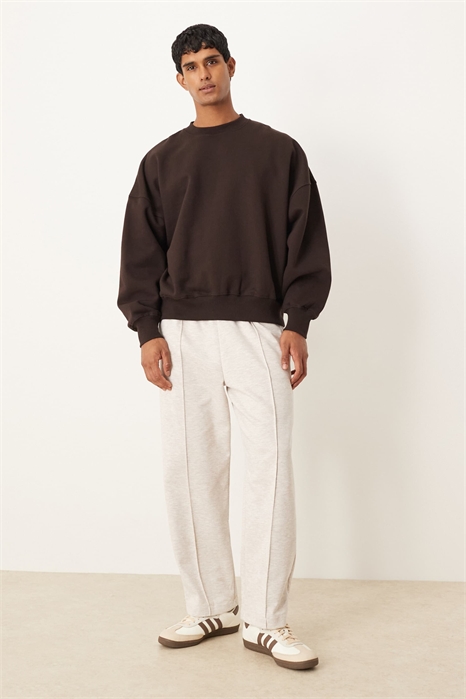 Джоггеры зауженного кроя из ткани типа «скуба» артикул 150369746