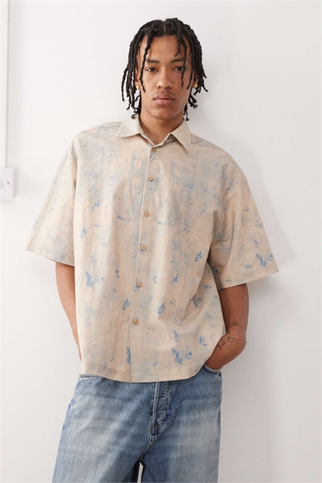 Рубашка прямого кроя с короткими рукавами и синим цветочным принтом артикул 147791377