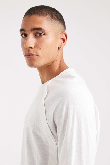 Футболка с длинным рукавом и асимметричной застежкой на пуговицах артикул 152473371