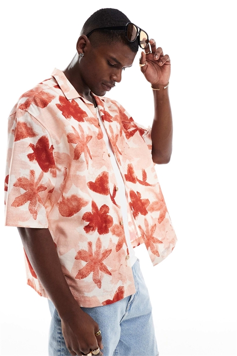 Рубашка свободного кроя с отложным воротником и цветочным принтом артикул 146137691