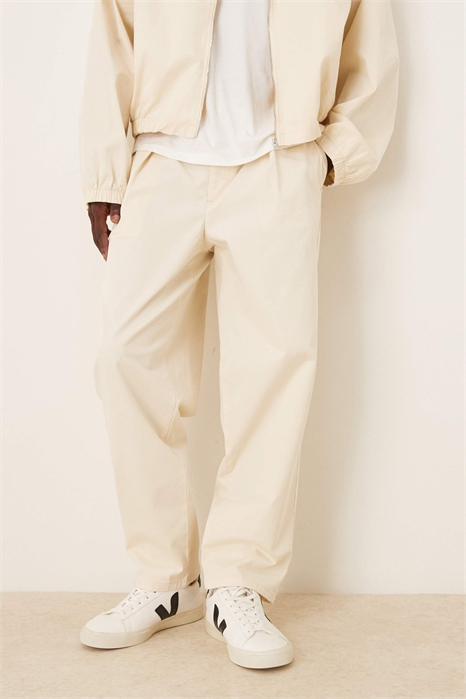 Брюки-клин из коорда с глубокими складками, цвет экрю артикул 148300650