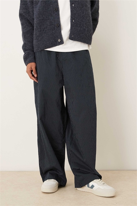 Широкие брюки в тонкую полоску свободного кроя, надеваемые через голову артикул 148192978