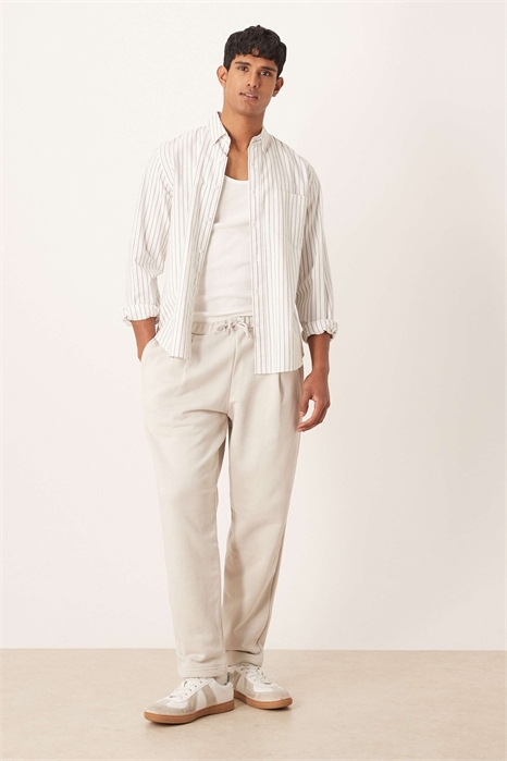 Свободные джоггеры зауженного кроя со складками артикул 150987853