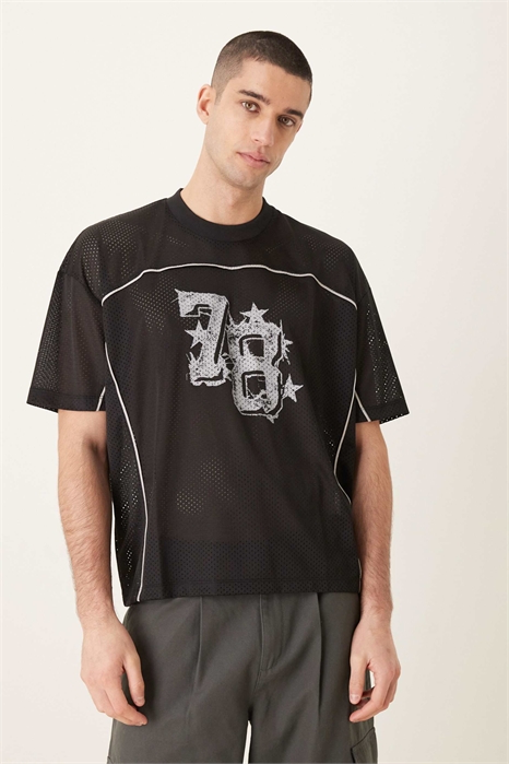 Объемная футболка прямого кроя с окантовкой и принтом в виде цифры артикул 148524422