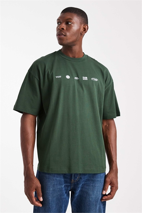 Футболка свободного кроя с принтом на груди артикул 152190306