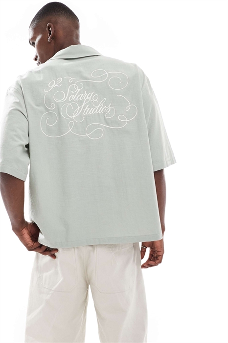 Рубашка свободного кроя с короткими рукавами и принтом на спине артикул 144909815