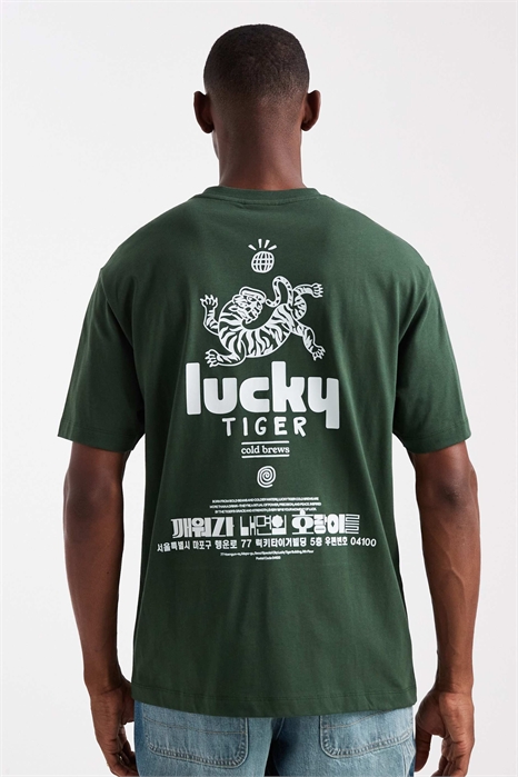 Футболка свободного кроя с сувенирным принтом артикул 150345514