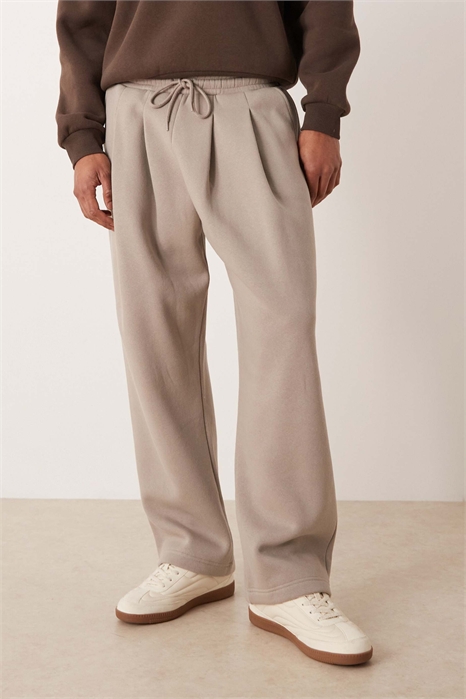 Джоггеры с широкими брючинами и складками артикул 153689141