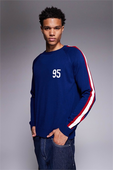 Свободный трикотажный свитер с круглым вырезом и принтом «95» артикул 151699849