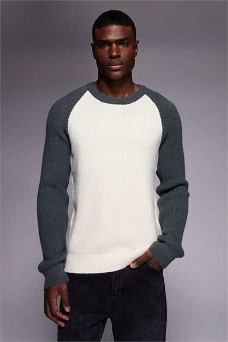 Свободный трикотажный свитер с рагланными рукавами, круглым вырезом и длинными рукавами артикул 150562916