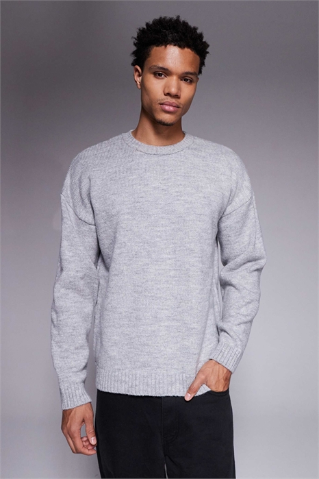 Свободный вязаный свитер с круглым вырезом артикул 152381759