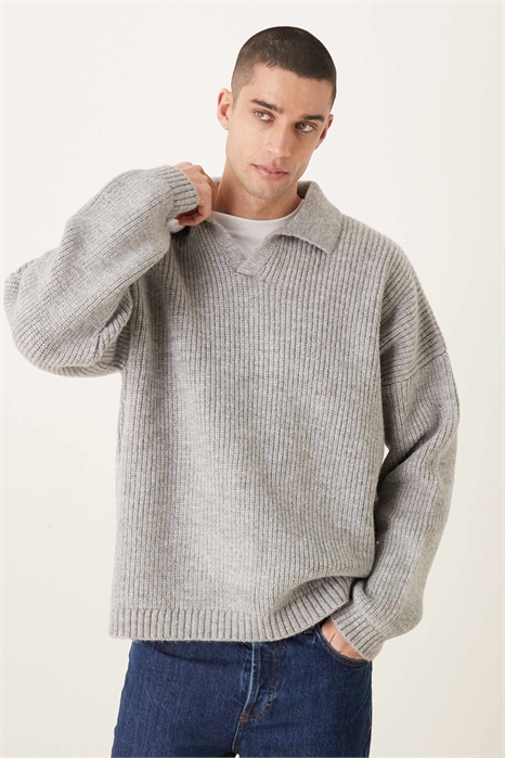 Свитер с вырезом на груди, выполненный в технике «рыбацкая вязка», с очень свободным кроем и прямоугольной формой артикул 153818702