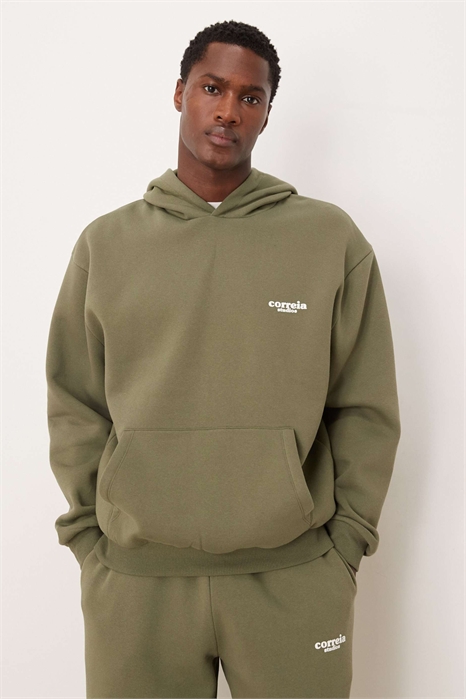 Свободная толстовка с капюшоном и принтом на груди цвета пыльного оливкового артикул 153285454