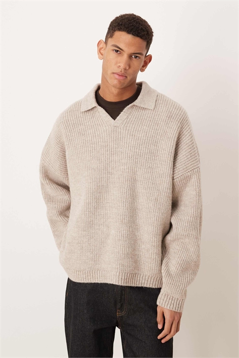 Свитер с вырезом на груди, выполненный в технике «рыбацкая вязка», с очень свободным кроем и прямоугольной формой артикул 153712193