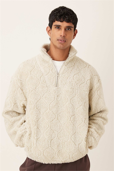 Свободный свитер с полузастежкой-молнией, фактурной тканью «борг» и воротником-воронкой артикул 155335805