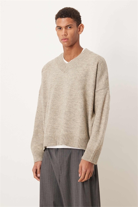 Свитер с V-образным вырезом из трикотажа, очень свободного кроя артикул 142911152