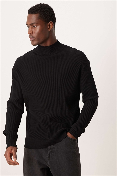 Классический свитер с высоким воротником и ребристой вязкой артикул 151558828