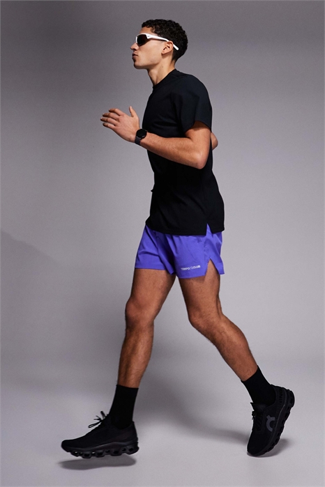 3-дюймовые быстросохнущие шорты для бега с разрезом, карманами на молнии и светоотражающим рисунком артикул 151097178