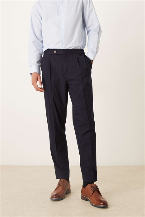 Стильные брюки зауженного кроя с эластичным поясом артикул 149080079