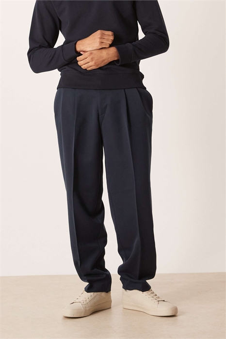 Стильные широкие брюки зауженного кроя с тонким ремнем артикул 148066432