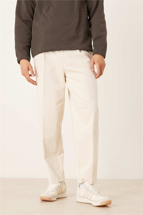 Стильные брюки свободного кроя с зауженными штанинами и складками артикул 153113762