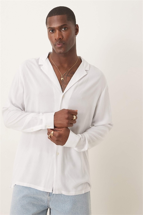 Приталенная вискозная рубашка с глубоким воротником-ревер артикул 120978378