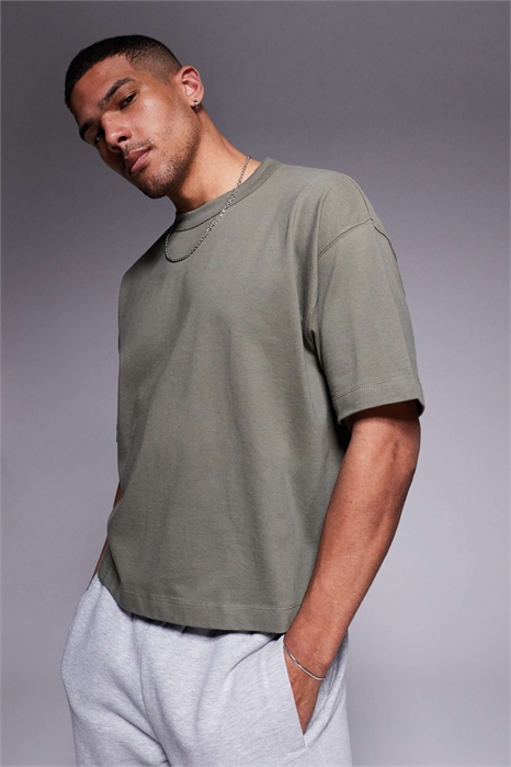 Объемная футболка свободного кроя из плотной ткани артикул 141731322